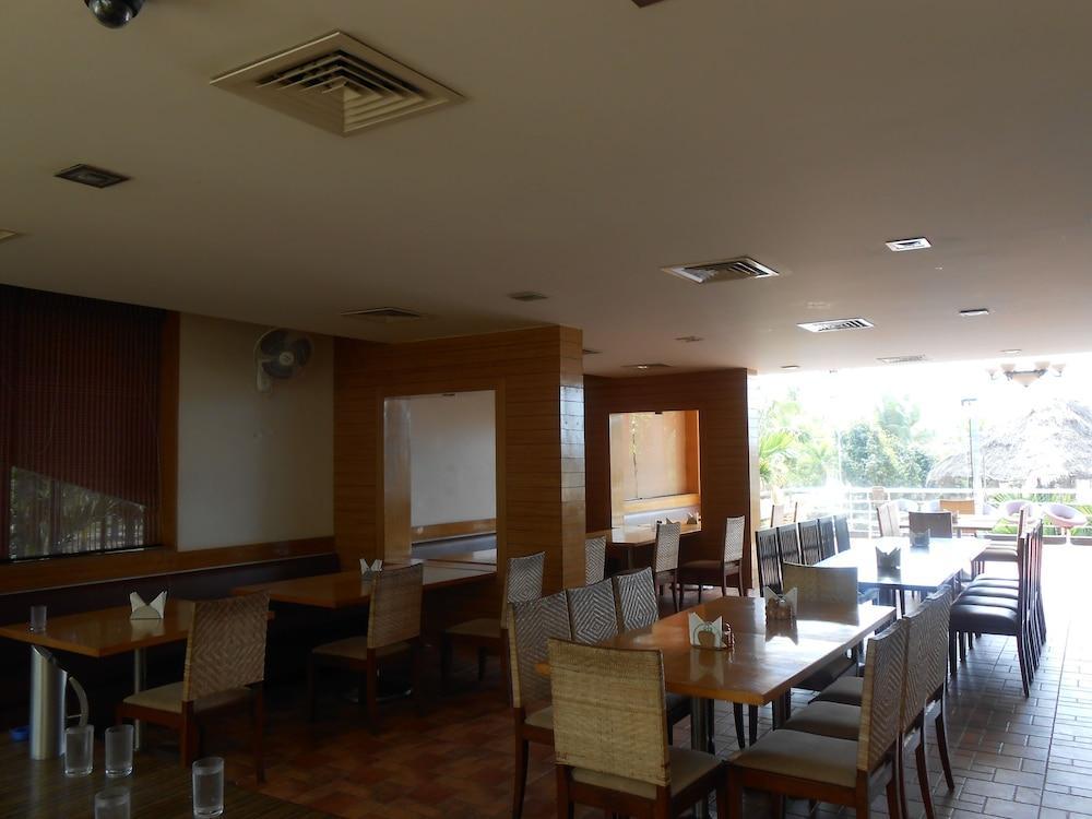 Jade Beach Resort Tirupporur Kültér fotó