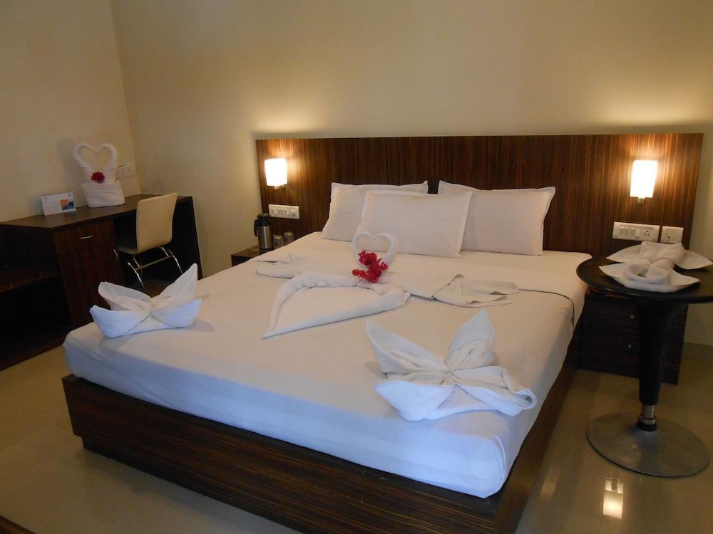 Jade Beach Resort Tirupporur Kültér fotó