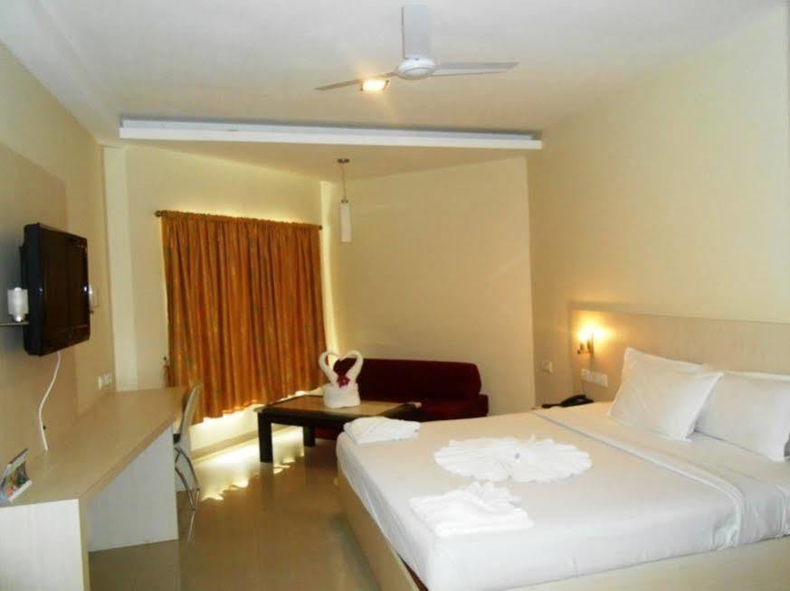 Jade Beach Resort Tirupporur Kültér fotó